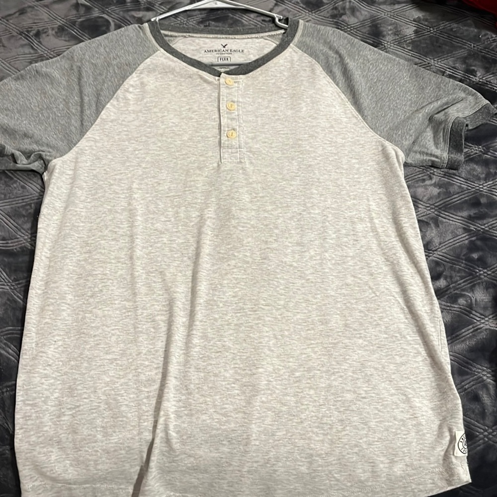 American Eagle t shirt